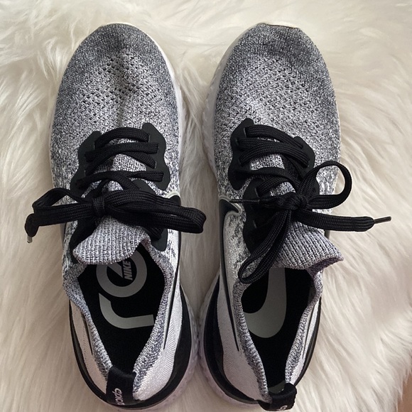 Nike react women’s running shoes - Picture 2 of 4